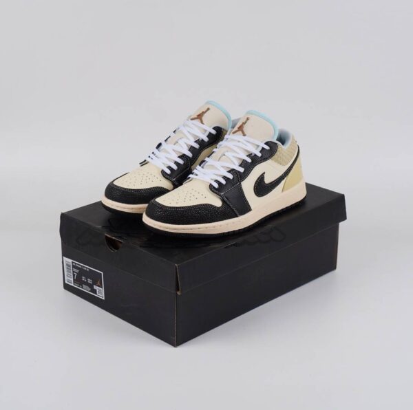 Air Jordan 1 Low SE Coconut Milk Black Muslin - Gambar 2
