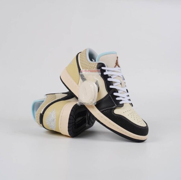 Air Jordan 1 Low SE Coconut Milk Black Muslin - Gambar 3