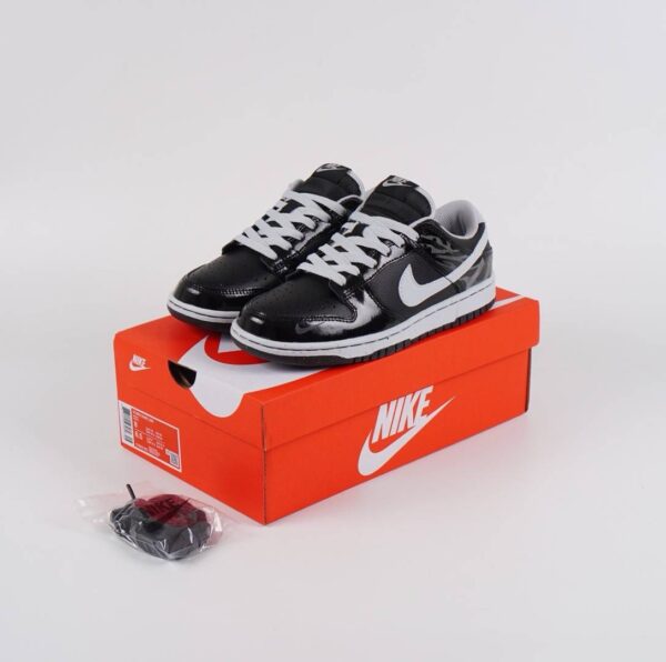 Nike Dunk Low SE "Patent Leather Panda" - Gambar 2