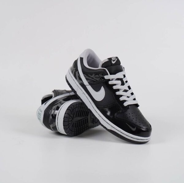 Nike Dunk Low SE "Patent Leather Panda" - Gambar 3
