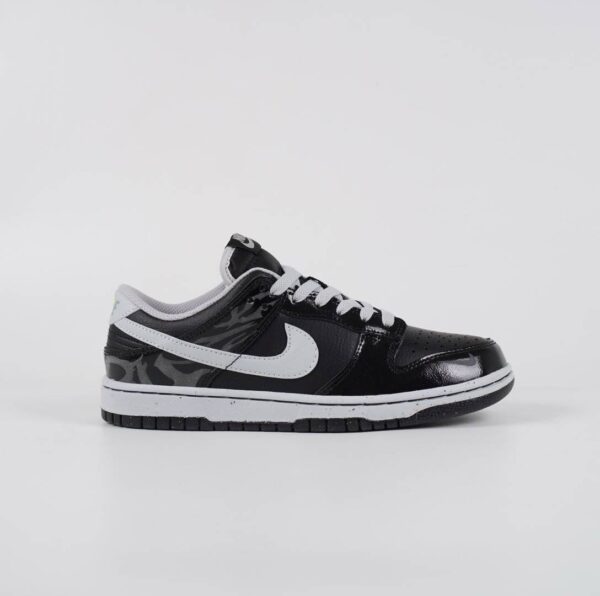 Nike Dunk Low SE "Patent Leather Panda" - Gambar 4