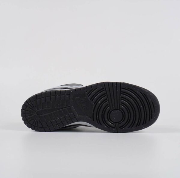 Nike Dunk Low SE "Patent Leather Panda" - Gambar 5